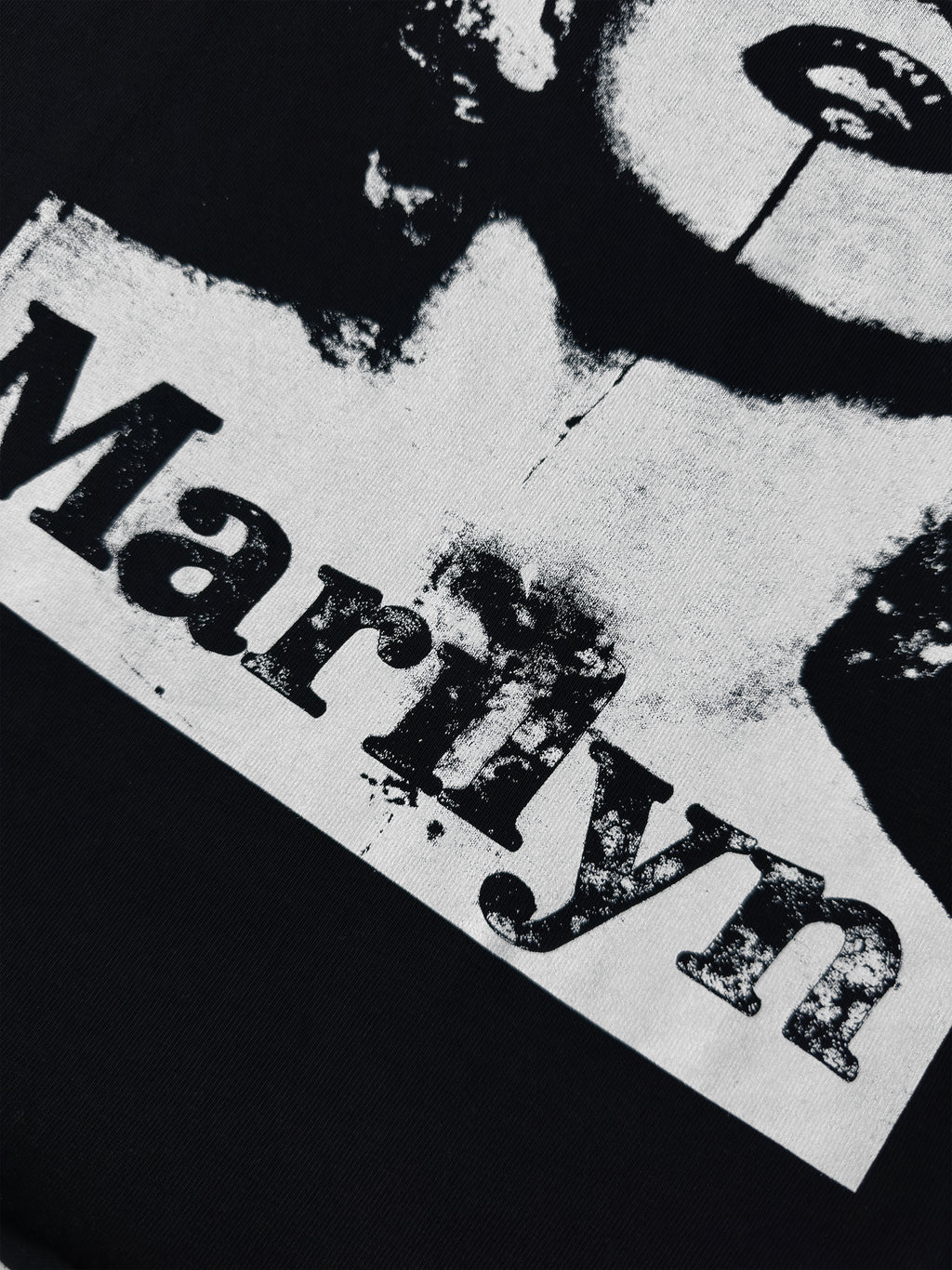 La Marilyn Monroe T-Shirt On Model - Cropped Fit Streetwear REWORK-ED