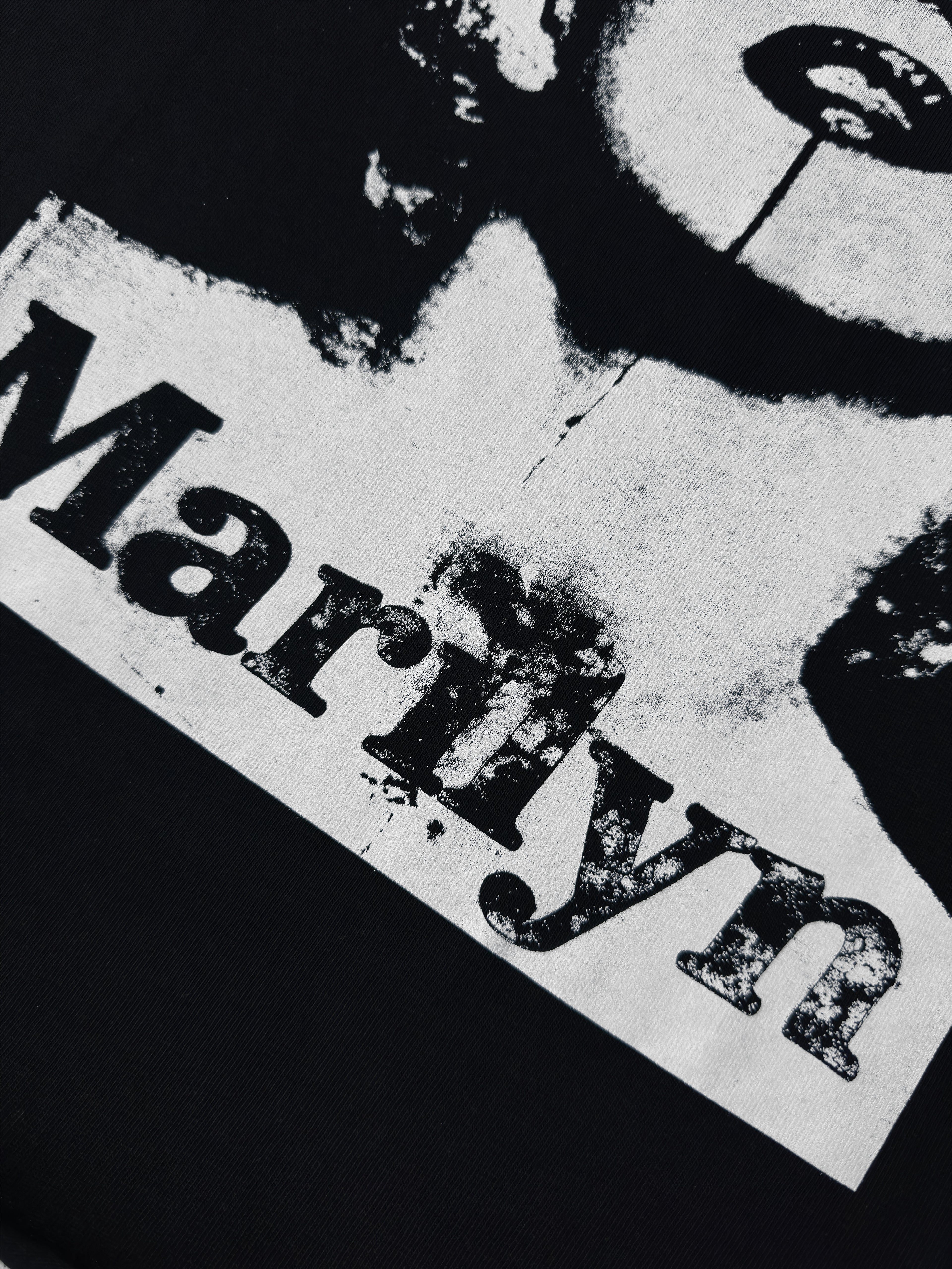 La Marilyn Monroe T-Shirt On Model - Cropped Fit Streetwear REWORK-ED