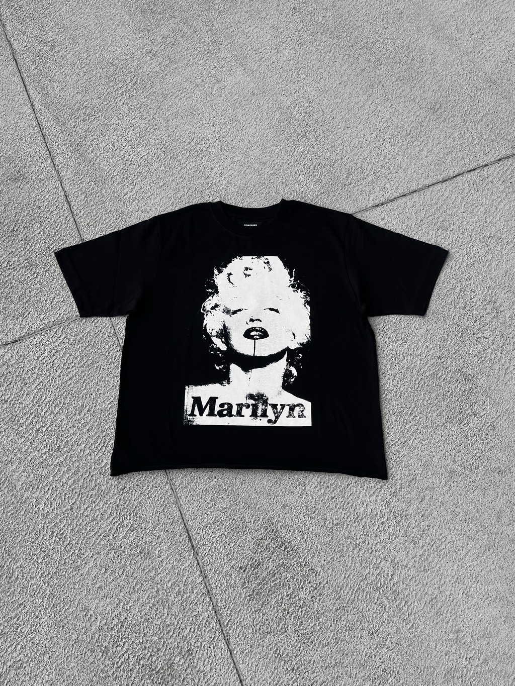 LA MARILYN T-SHIRT BLACK RAW CROPPED
